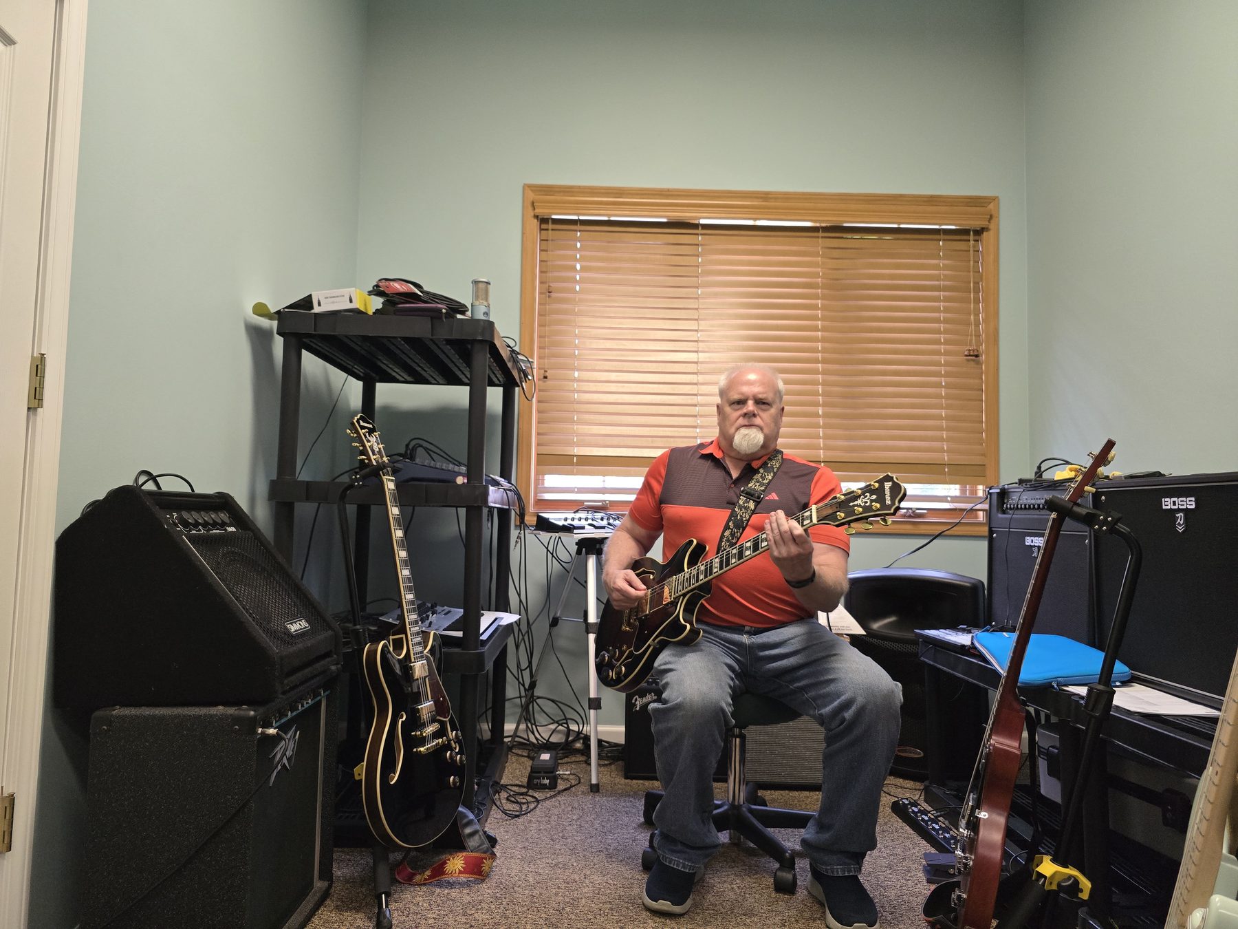 Joliet Jeff sitting and playing his Ibanez AM153QA semi-hollow guitar